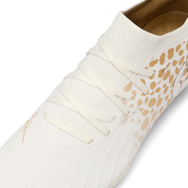 Ellie Kildunne rugby boots top front