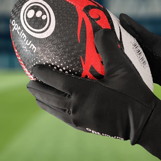 Optimum Kids Aqua Thermal Gloves Black - Model Close-up