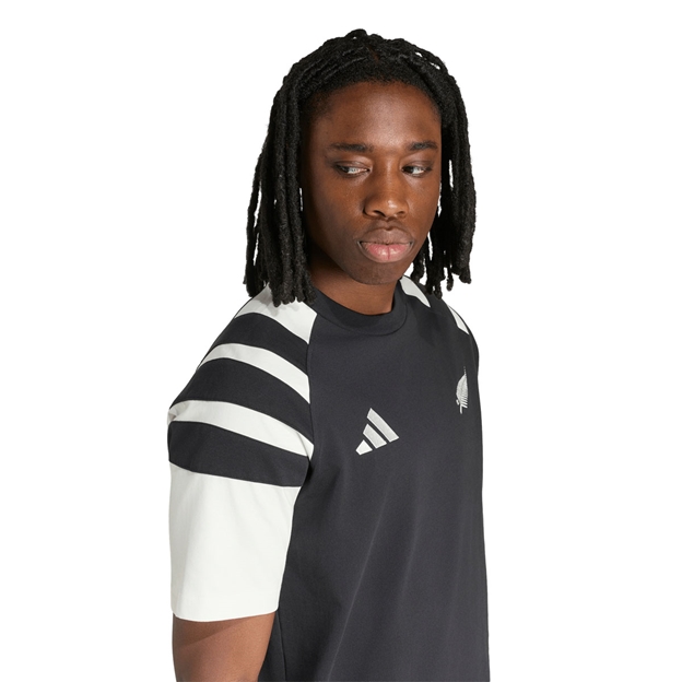 All Blacks Mens Leisurewear T-Shirt 26/27 All Black - Adidas logo Close-up