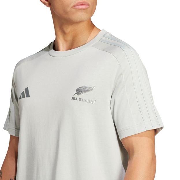 All Blacks Fan Wear Tee Wonder Silver - On Model Close-up