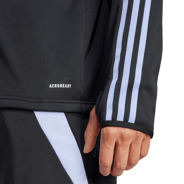 IW0665-all-blacks-mens-fleece-black-2024-model-sleeve.jpg